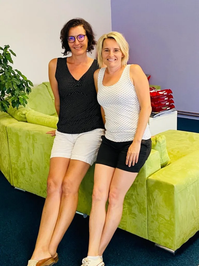 Finanční poradkyně s klientkou Finance Chropyně